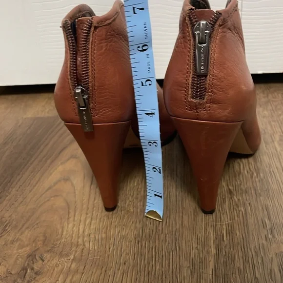 GUC Vince Camuto brown leather open toe heels. 4” heel Size 8.5 M - Picture 7 of 11